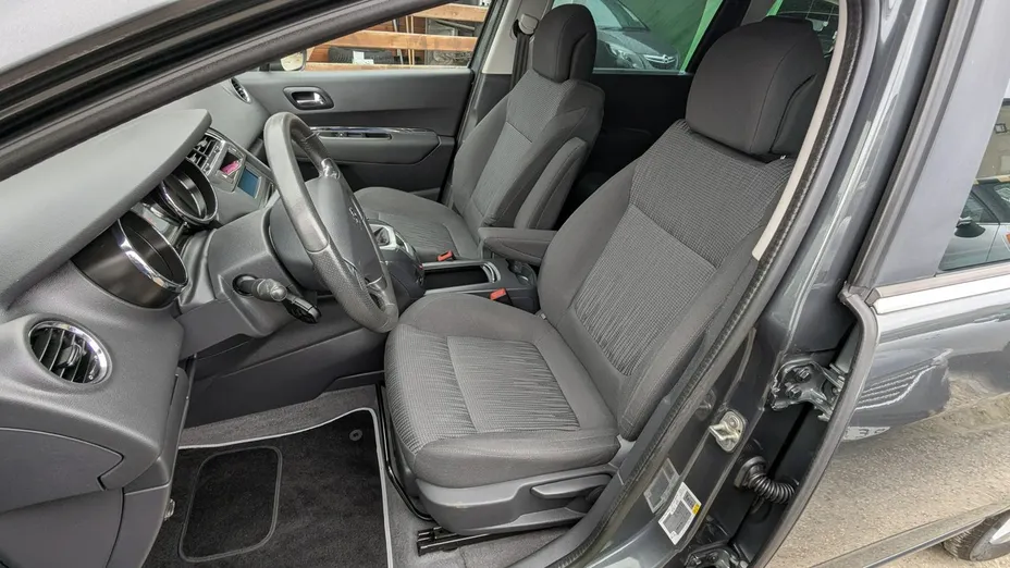 PEUGEOT 5008 -
