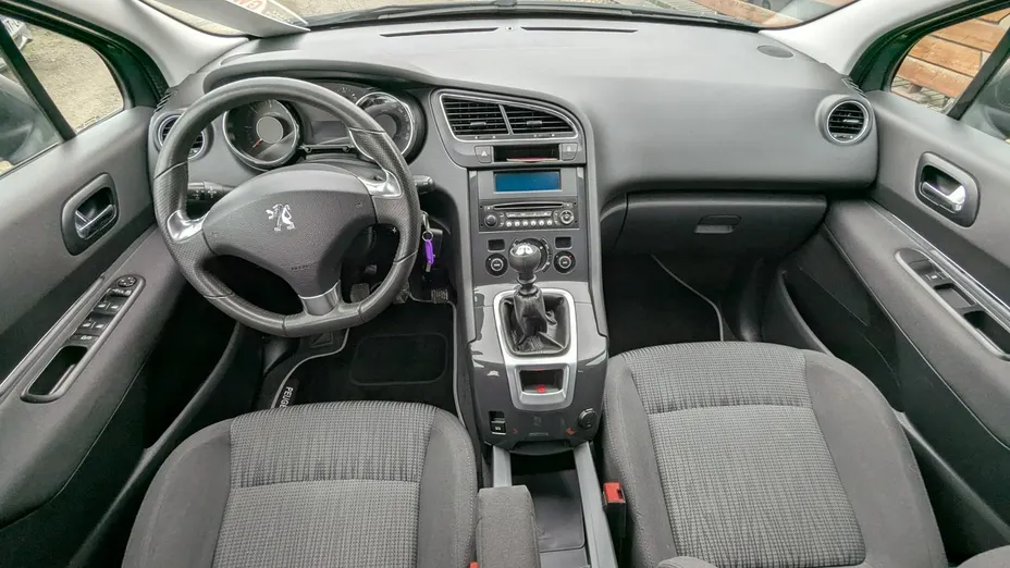 PEUGEOT 5008 -