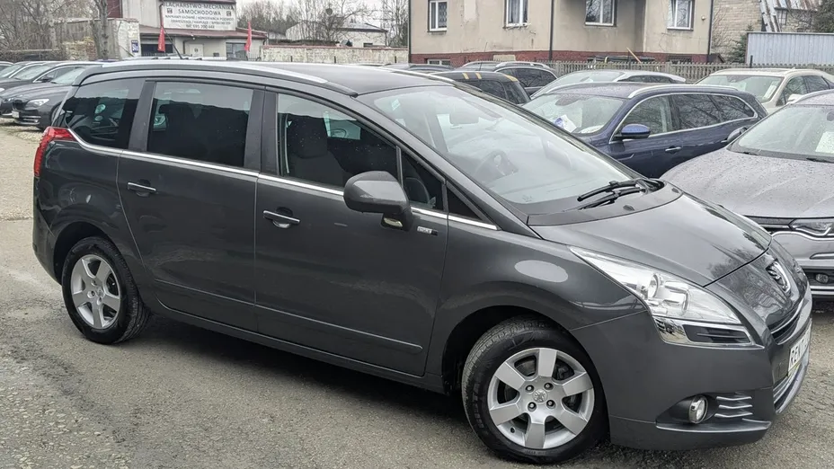 PEUGEOT 5008 -
