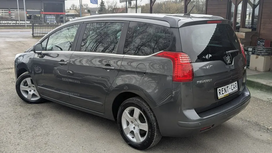PEUGEOT 5008 -