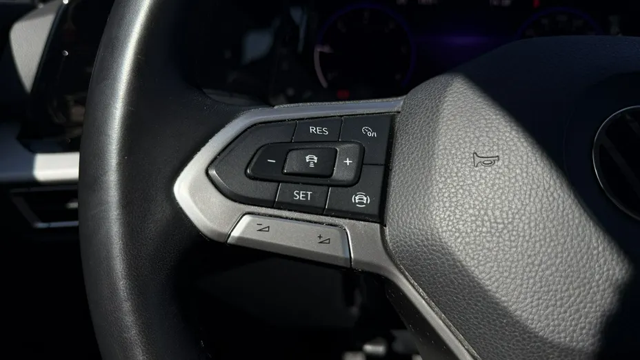 VOLKSWAGEN Golf -