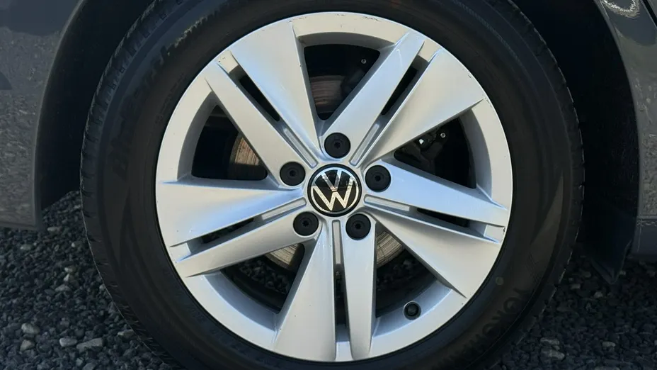 VOLKSWAGEN Golf -