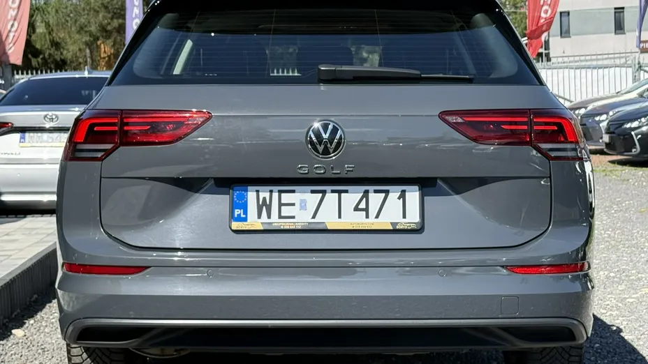 VOLKSWAGEN Golf -