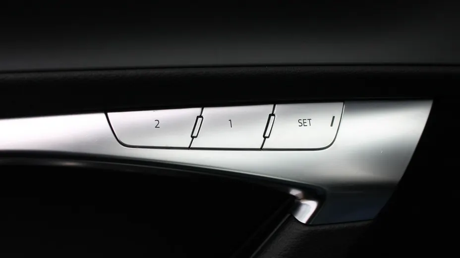 AUDI A6 -