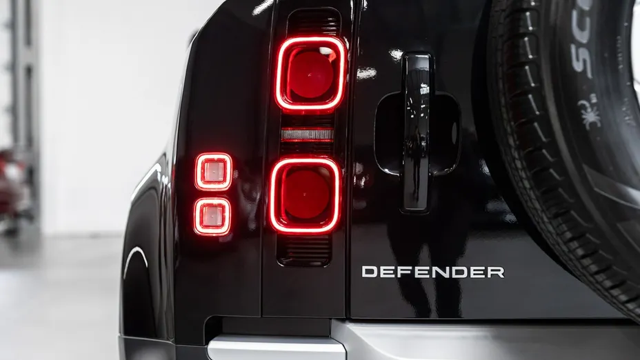 LAND ROVER Defender -