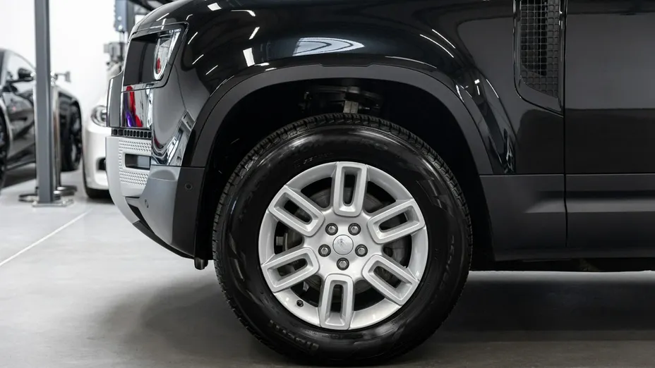 LAND ROVER Defender -