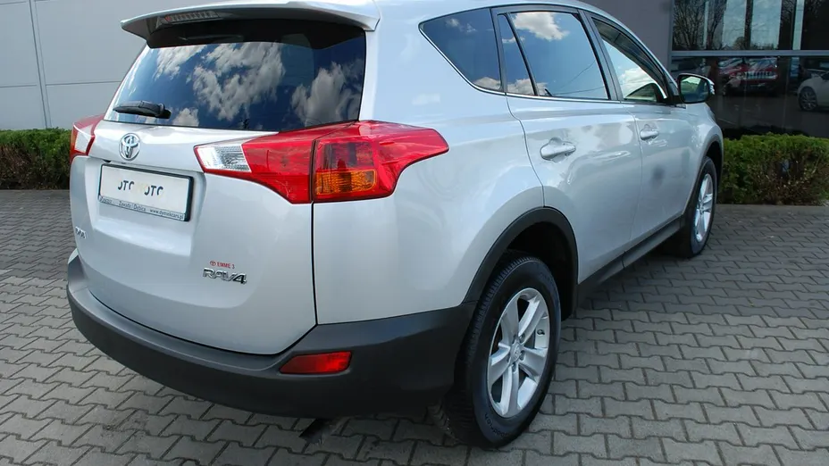 TOYOTA RAV4 -
