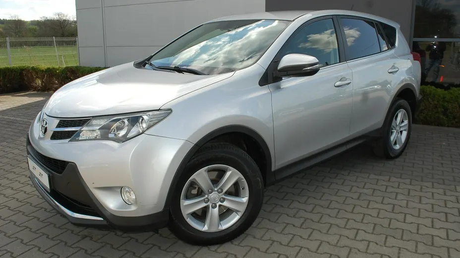 TOYOTA RAV4 -