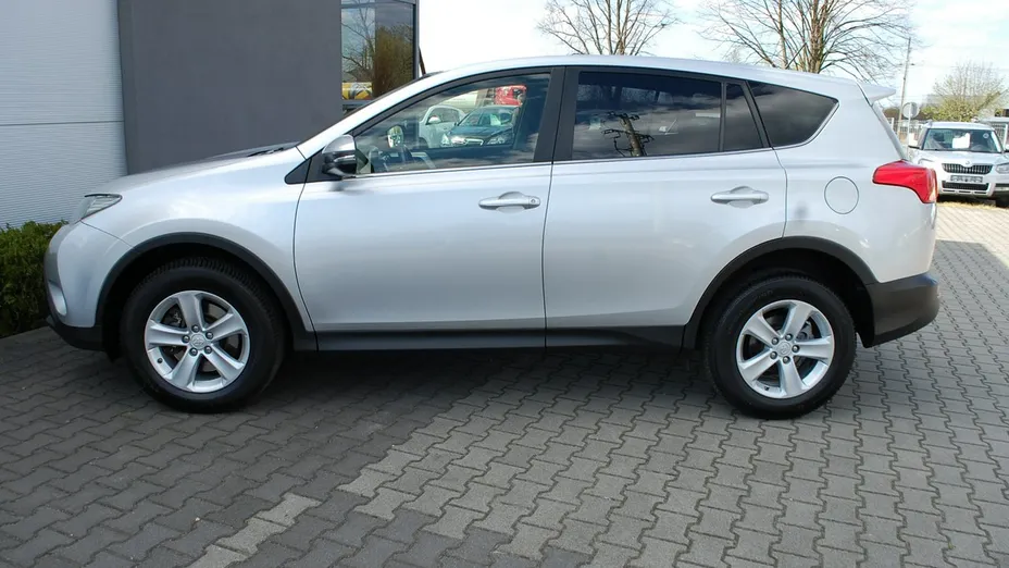 TOYOTA RAV4 -