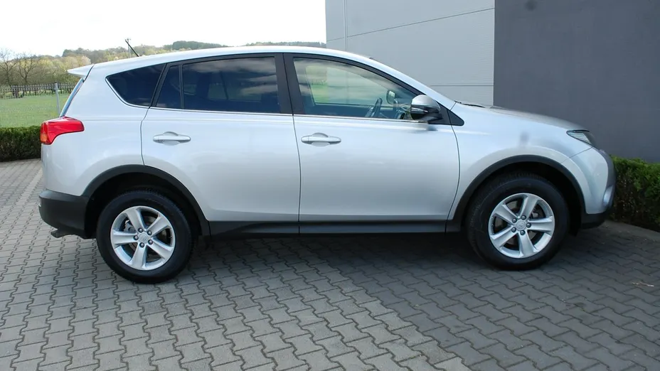 TOYOTA RAV4 -