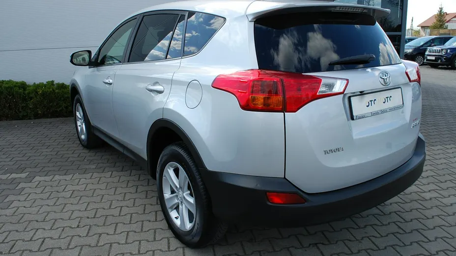 TOYOTA RAV4 -