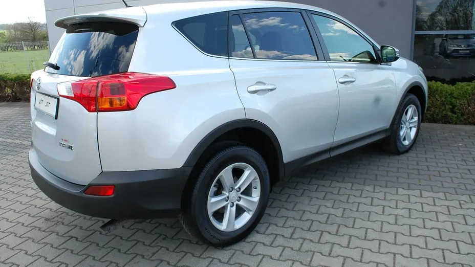 TOYOTA RAV4 -