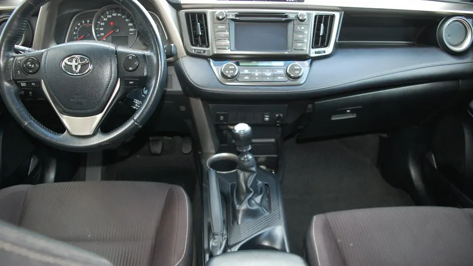 TOYOTA RAV4 -
