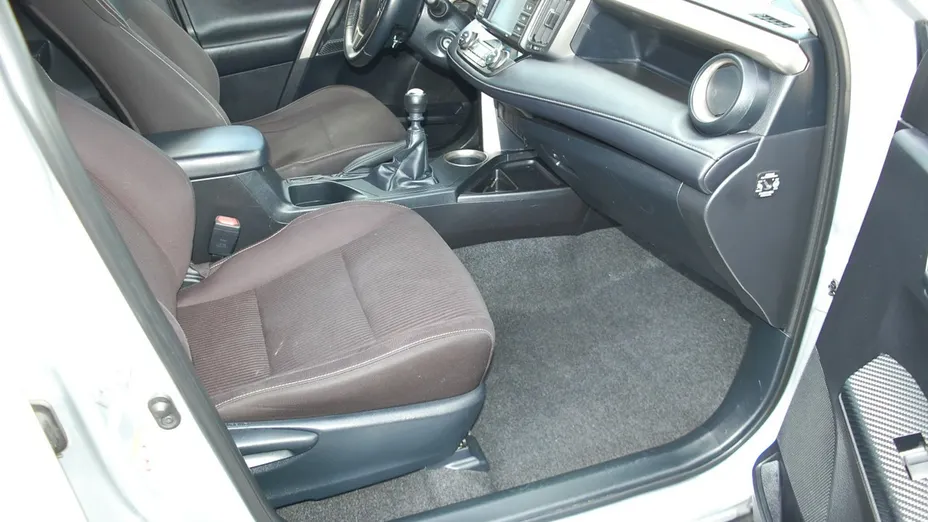 TOYOTA RAV4 -