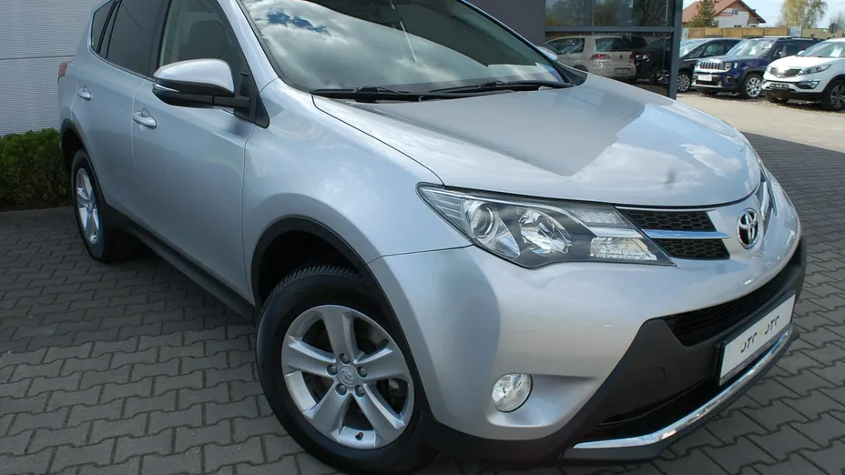 TOYOTA RAV4 -