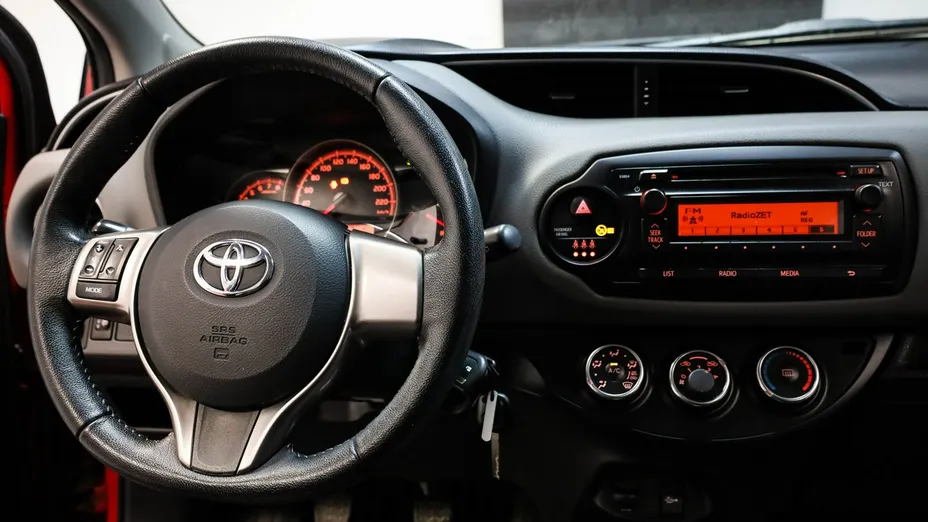 TOYOTA Yaris -