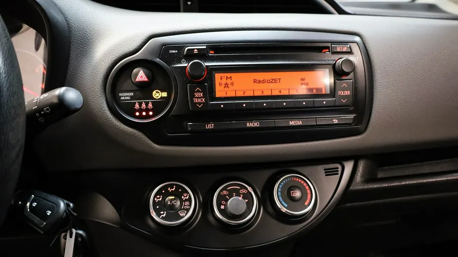 TOYOTA Yaris -
