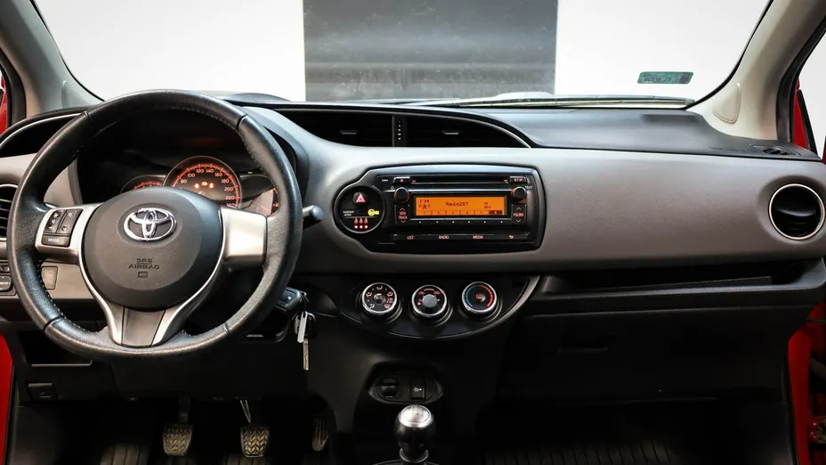 TOYOTA Yaris -
