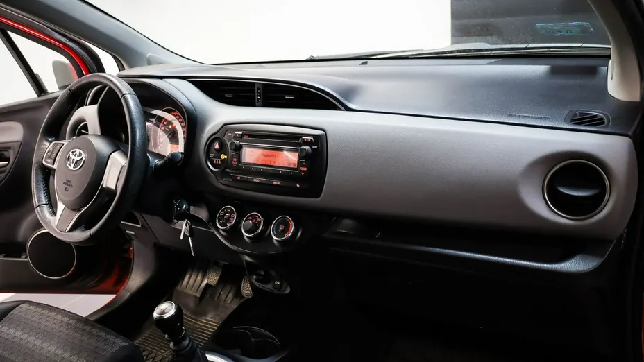 TOYOTA Yaris -