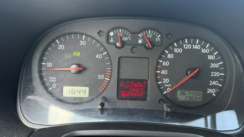 VOLKSWAGEN Golf -