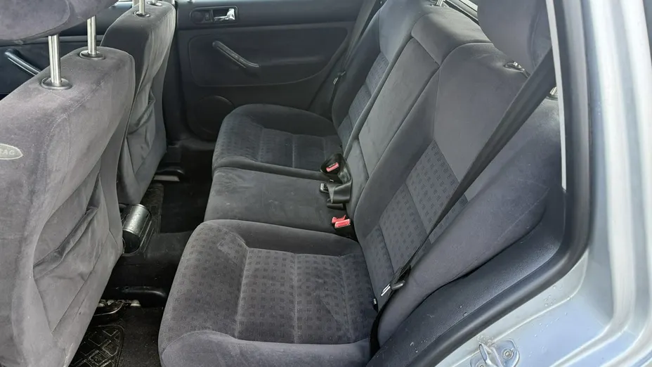 VOLKSWAGEN Golf -