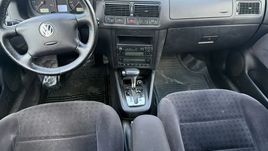 VOLKSWAGEN Golf -