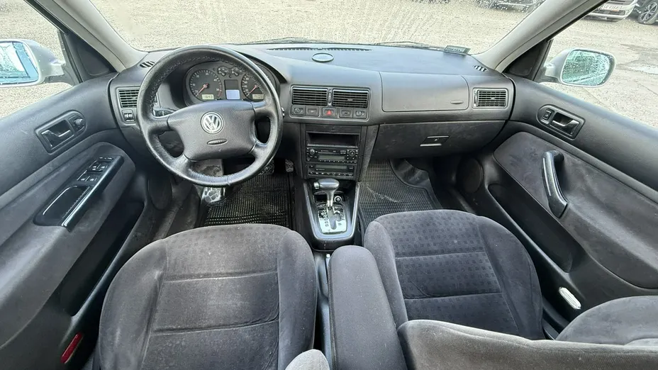 VOLKSWAGEN Golf -