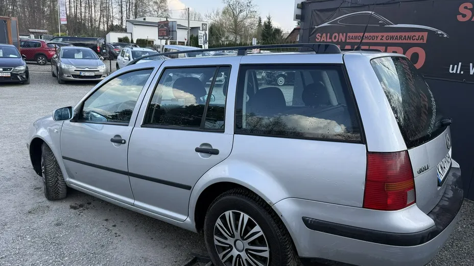 VOLKSWAGEN Golf -