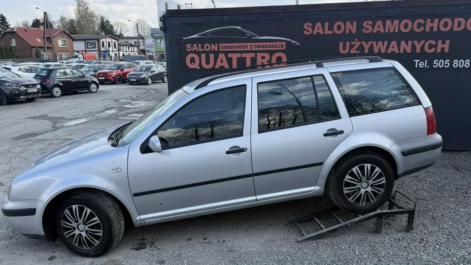 VOLKSWAGEN Golf -