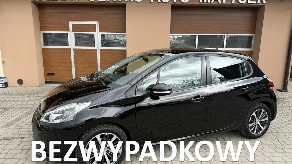 PEUGEOT 208 -