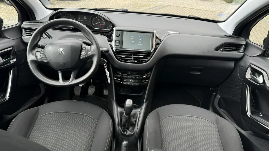 PEUGEOT 208 -