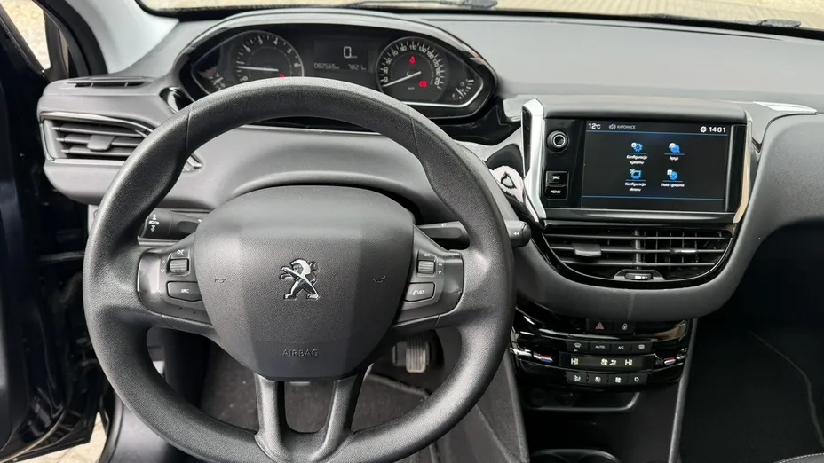 PEUGEOT 208 -