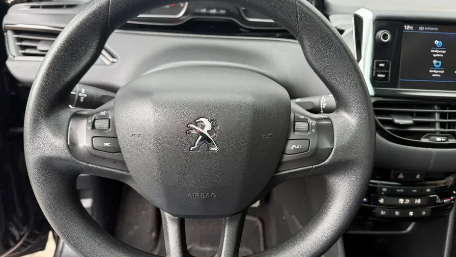 PEUGEOT 208 -