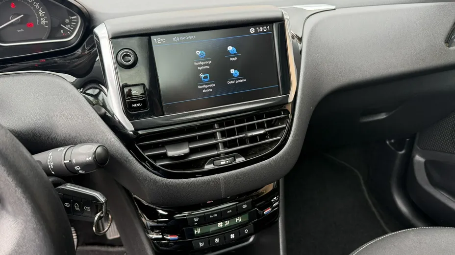 PEUGEOT 208 -