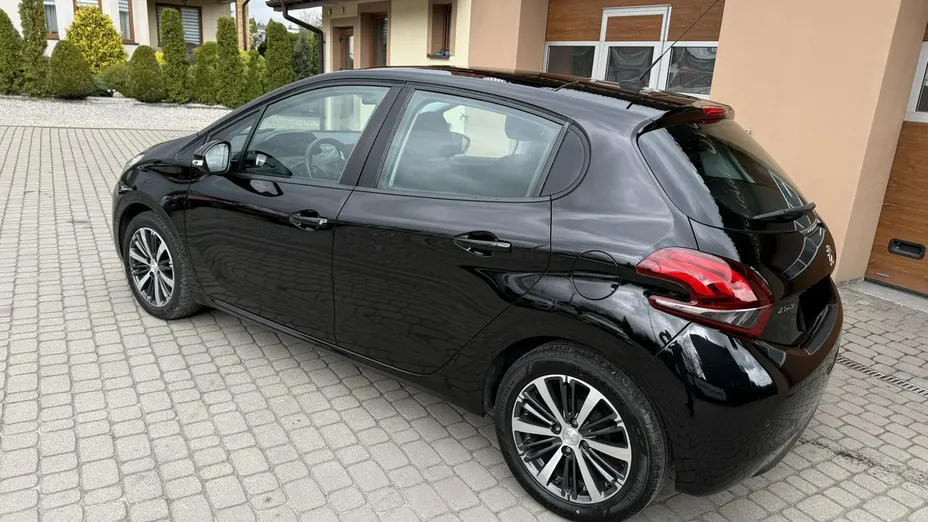PEUGEOT 208 -