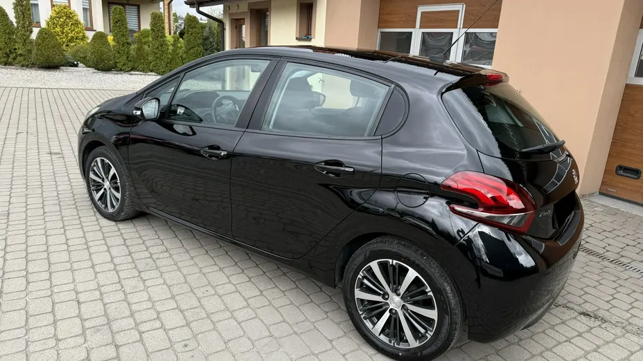 PEUGEOT 208 -
