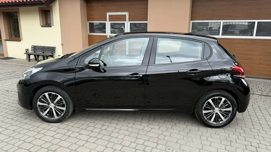 PEUGEOT 208 -