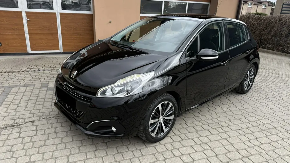 PEUGEOT 208 -