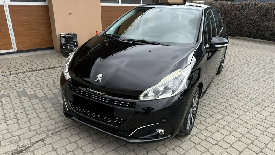PEUGEOT 208 -