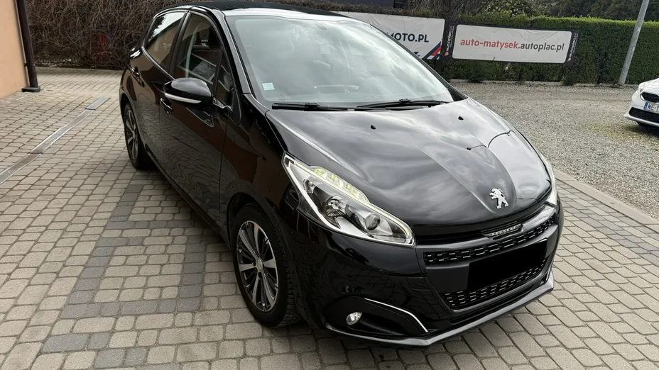 PEUGEOT 208 -