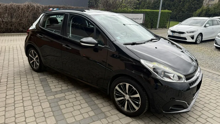 PEUGEOT 208 -