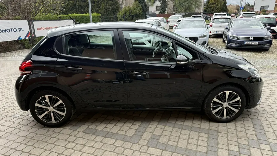 PEUGEOT 208 -