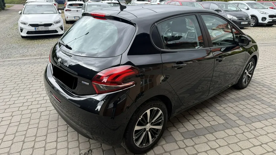 PEUGEOT 208 -