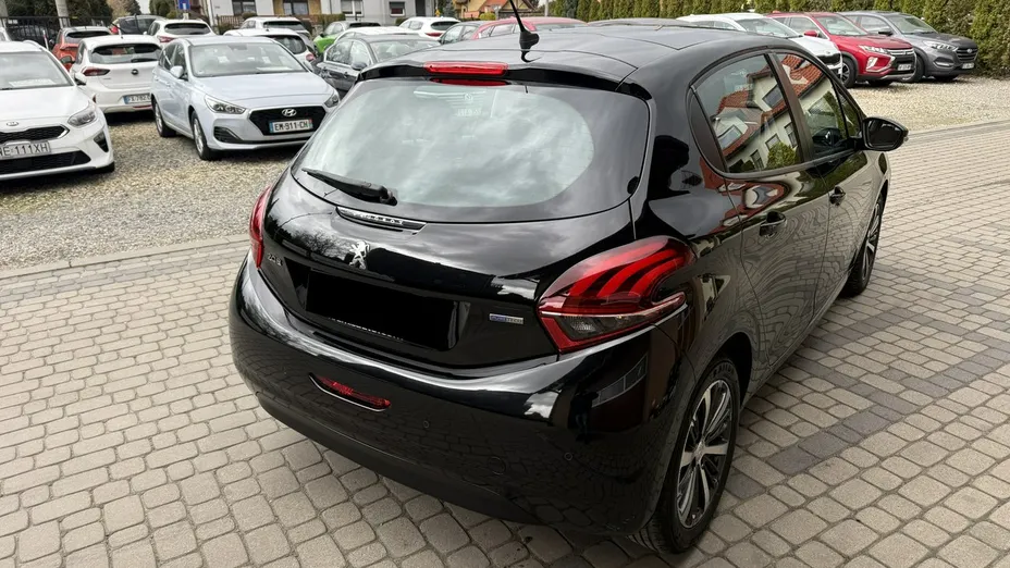 PEUGEOT 208 -