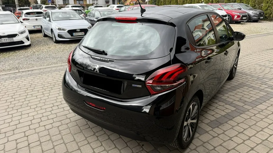 PEUGEOT 208 -