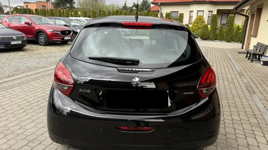 PEUGEOT 208 -