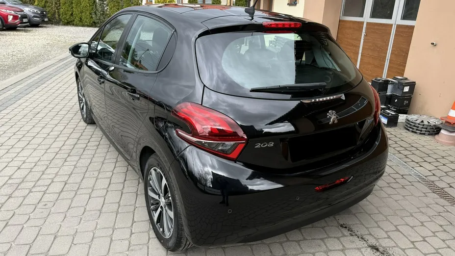 PEUGEOT 208 -