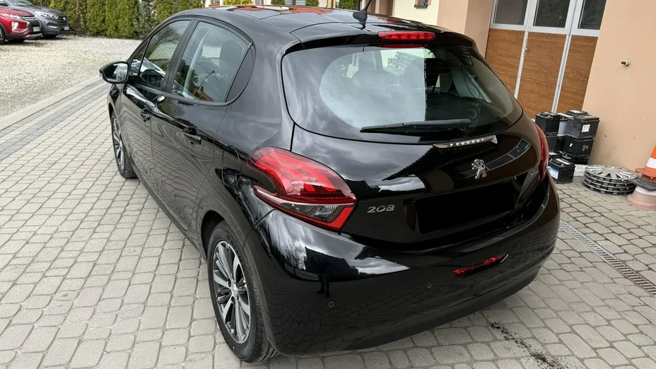 PEUGEOT 208 -