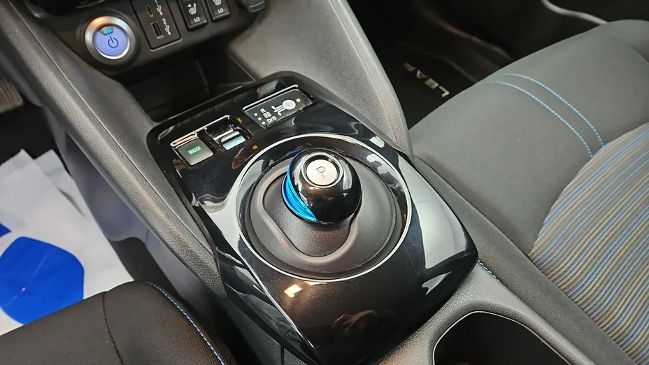 NISSAN Leaf -