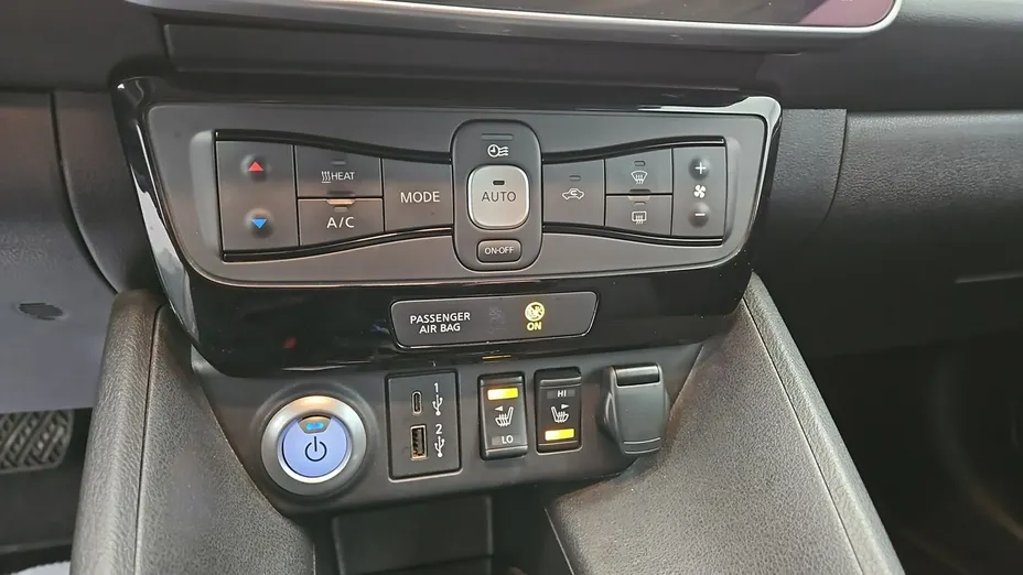 NISSAN Leaf -